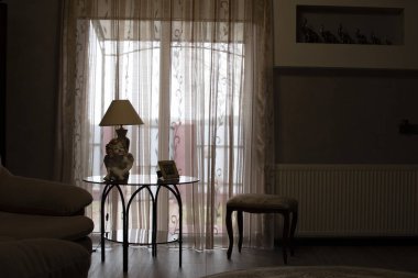 Özel bir evin içinde bir parça. Pencerenin yanındaki masa.