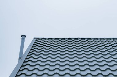 Metal profil evinin yeni çatısının parçası