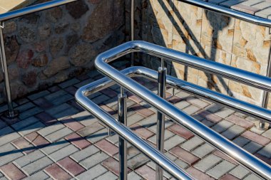 Yeni paslanmaz çelik korkuluklar.