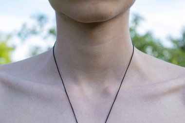 Genç bir adamın vücudunun parçaları.