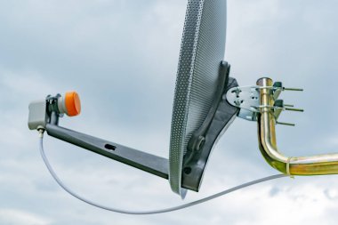 Duvarda asılı yeni uydu anteni