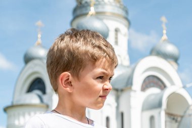 Parkta yürüyen bir çocuğun portresi.