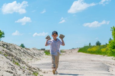 Kumda oynayan küçük çocuk