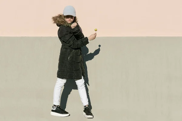 Uma Menina Casaco Escuro Com Doce Redondo Posa Frente Câmera — Fotografia de Stock