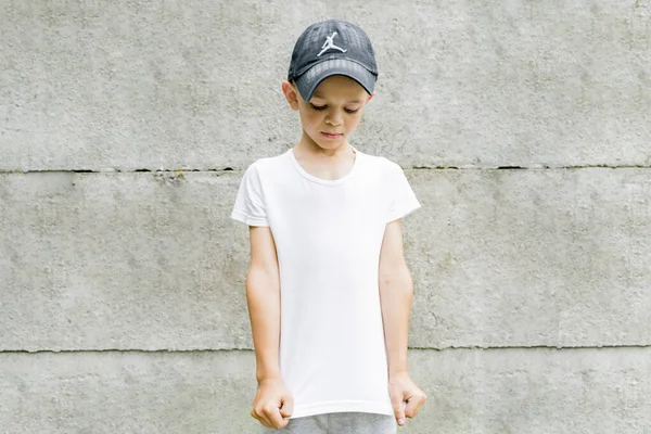 Menino Uma Camiseta Branca Posando Para Câmera — Fotografia de Stock