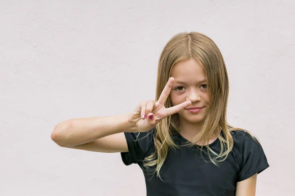 Jong Meisje Poseren Voor Camera — Stockfoto