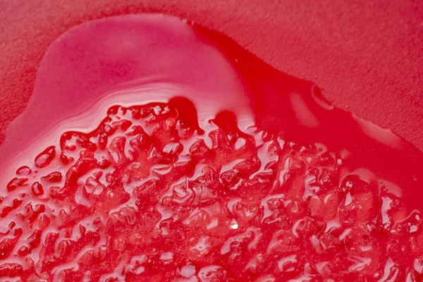 赤い背景に氷を溶かす — ストック写真