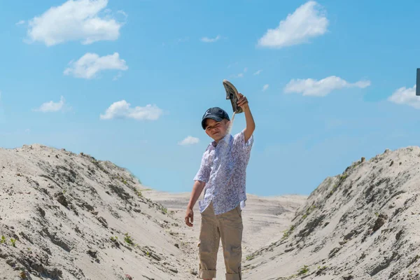 Kumda oynayan küçük çocuk