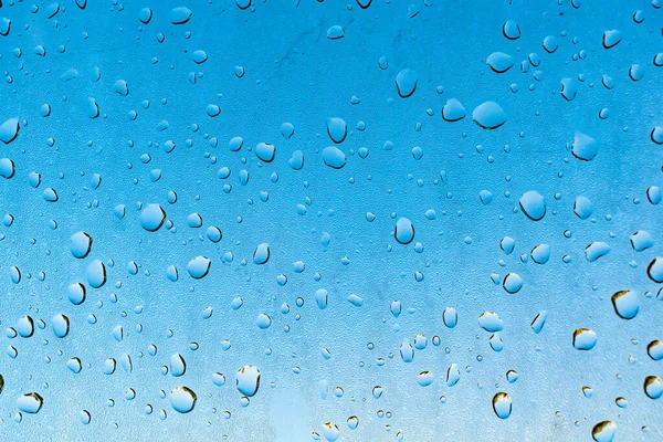 早上汽车挡风玻璃上的雨滴 — 图库照片