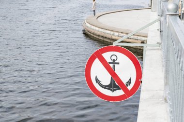 Nehrin kenarındaki sette yasaklama işareti