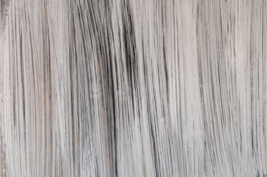 Ahşap yüzey dokular için boya ile boyanmış.