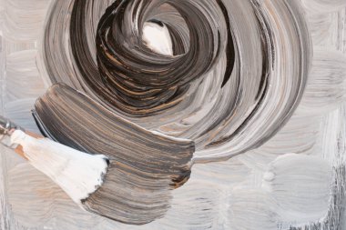 Ahşap yüzey dokular için boya ile boyanmış.