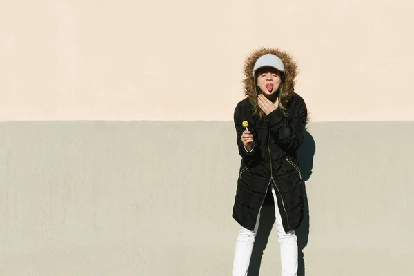 Een Jong Meisje Een Donker Jasje Met Een Rond Snoep — Stockfoto