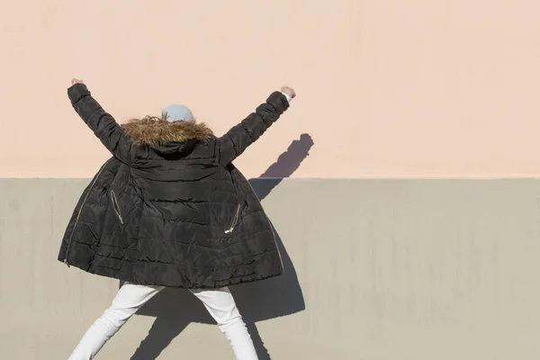 Egy Fiatal Lány Sötét Kabátban Pózol Kamera Előtt — Stock Fotó