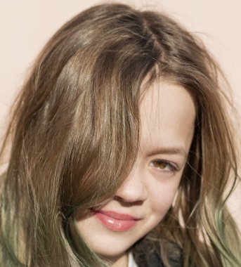 Siyah ceketli genç bir kız kameranın önünde poz veriyor.