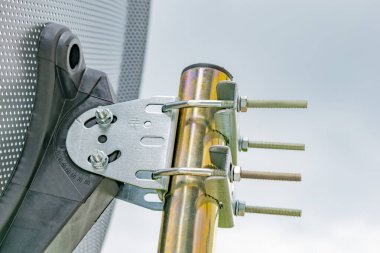 Duvarda asılı yeni uydu anteni