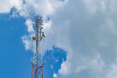 Antenli modern telefon kulesi