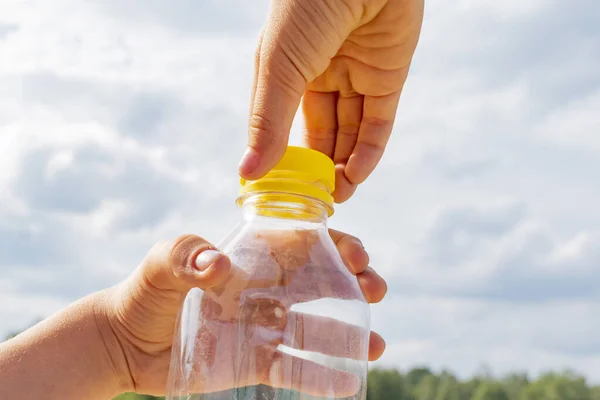 Dziecko Zamyka Pustą Plastikową Butelkę — Zdjęcie stockowe