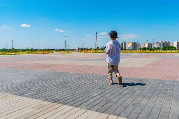 Küçük Çocuk Yeni Parkta Yürüyor — Stok fotoğraf