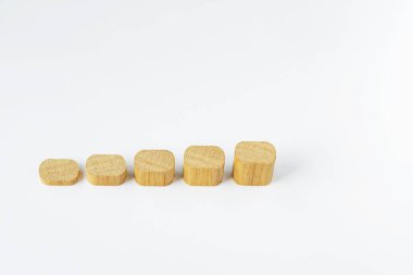 Beyaz arkaplanda tahta blokların kolajı