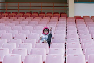 Boş bir stadyumun podyumunda genç bir kız