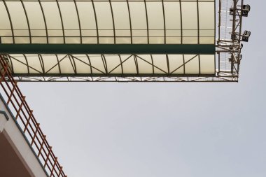 Stadyumun üzerinde rampası olan bir gölgelik.