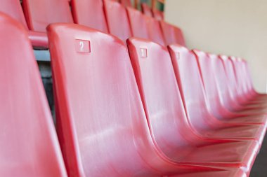 Boş bir stadyumdaki tribünlerin manzarası