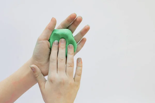 Mãos Das Crianças Brincam Com Uma Massa Pegajosa Cor Verde — Fotografia de Stock