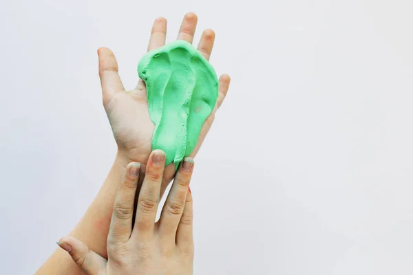 Παιδικά Χέρια Παίζουν Μια Κολλώδη Μάζα Του Πράσινου Χρώματος — Φωτογραφία Αρχείου