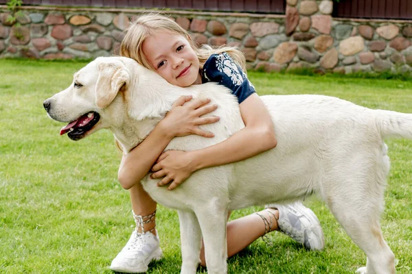 犬と遊ぶ少女 — ストック写真