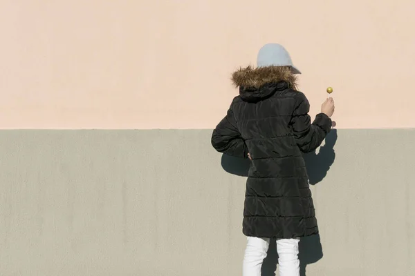 Egy Fiatal Lány Sötét Kabátban Kerek Cukorkával Pózol Kamera Előtt — Stock Fotó