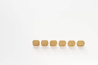 Beyaz arkaplandaki ahşap parmaklıkların kolajı