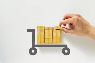 Beyaz arka plan ve insan eli üzerinde ahşap bloklar kolajı