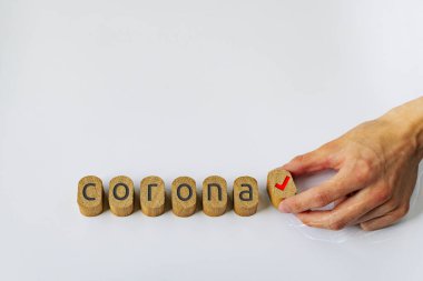 Beyaz arkaplandaki ahşap parmaklıkların kolajı