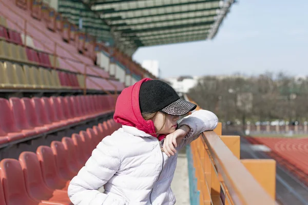 Een Jong Meisje Het Podium Van Een Leeg Stadion — Stockfoto
