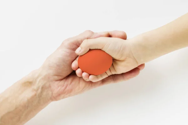 Mão Uma Criança Adulto Segurando Ovo Páscoa Fundo Leve — Fotografia de Stock