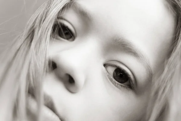 Schwarz Weiß Porträt Eines Kleinen Mädchens — Stockfoto