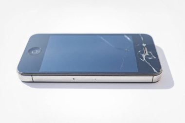 Beyaz arkaplanda kırık ekranlı telefon