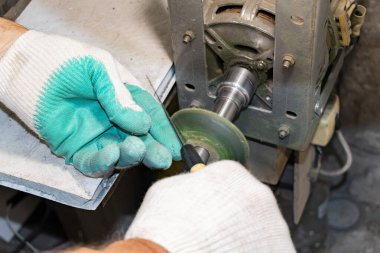 Usta keskin bıçaklar yapar.