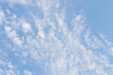 Sıcak bir eylül gününde bulutlu gökyüzü manzarası