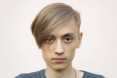 Genç adam duygularını ifade ediyor.