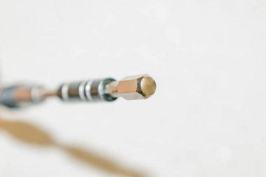 Elektrik teçhizatıyla çalışmak için başlıklı mikro tornavida