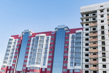 Şehirde çok katlı yeni bir bina inşa ediliyor.