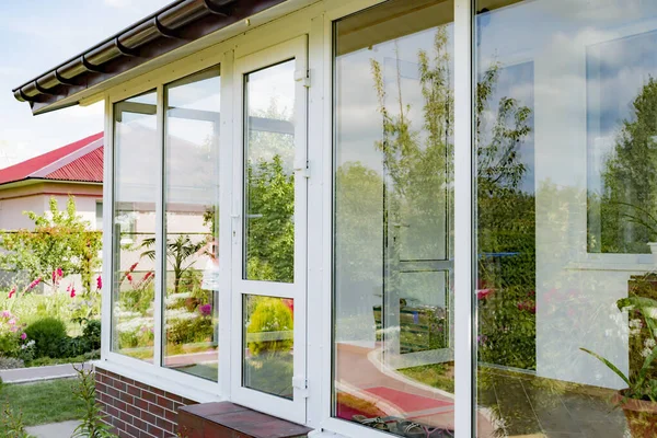Plastik geniş bir verandanın bir parçası