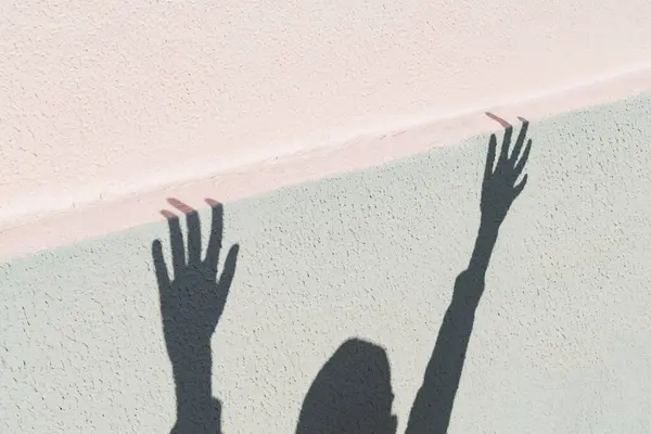 Ombra Sul Muro Della Casa Mano Dell Uomo — Foto Stock