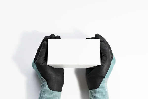 Vuxen Handske Händer Hålla Förpackning Låda Vit Bakgrund — Stockfoto