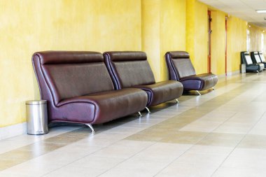 Kliniğin koridorlarında yumuşak kanepeler.