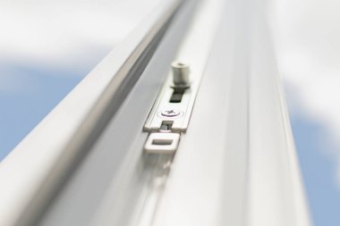 Plastik beyaz pencerenin donanım ögesi