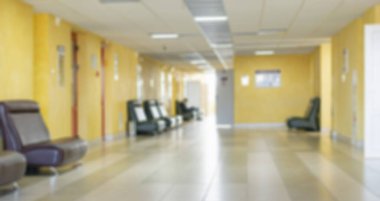 Kliniğin koridorlarında yumuşak kanepeler.