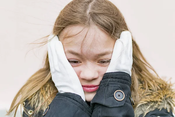 Chica Joven Guantes Protectores Blancos Calle —  Fotos de Stock